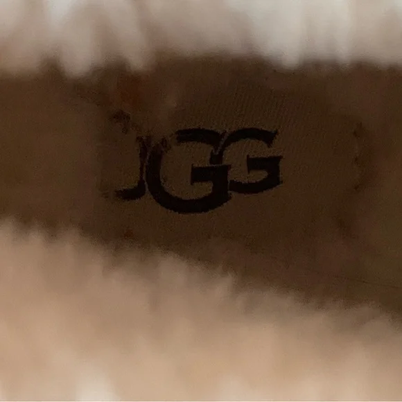 UGG V2 Ultra Mini Suede Sneaker/Boot - Picture 7 of 9